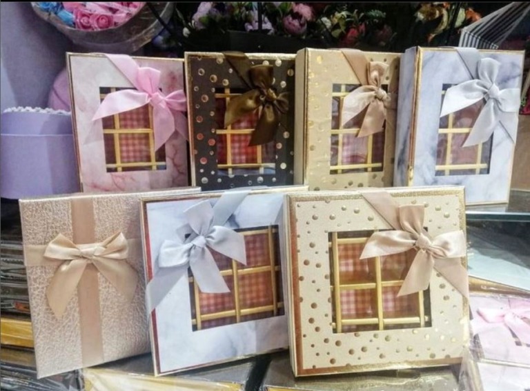 16 Divider chocolate boxes with transparent white show envelopes, chocolate present wrapping boxes, and gift storage containers for candy, pastries, and cookies for celebrations, festivals, and wedding.(Size 18*18*4CM)